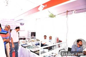 Rough Gemstone Show 2016 Jaipur Image 3: Buyers inspecting rough gems