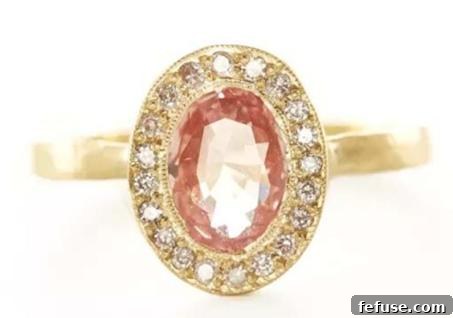 Hammered ring in 18k yellow gold with a padparadscha sapphire and pink diamonds