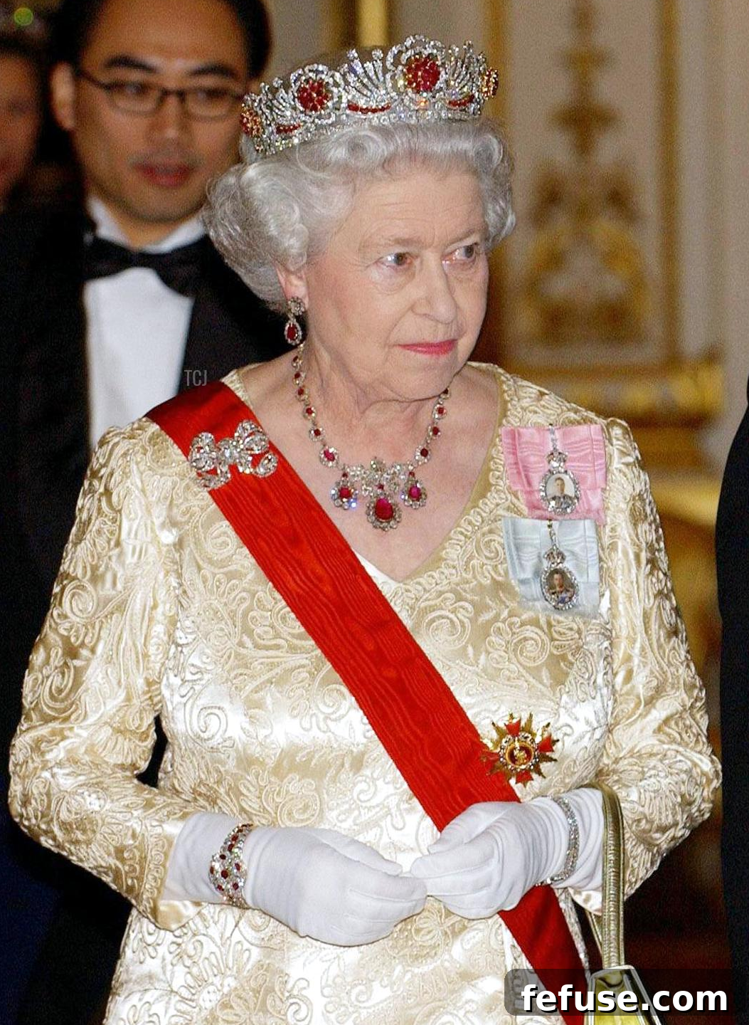 Queen Elizabeth II and President Roh Moo-Hyun of South Korea arrive for a state banquet at Buckingham Palace, in London, 01 December 2004