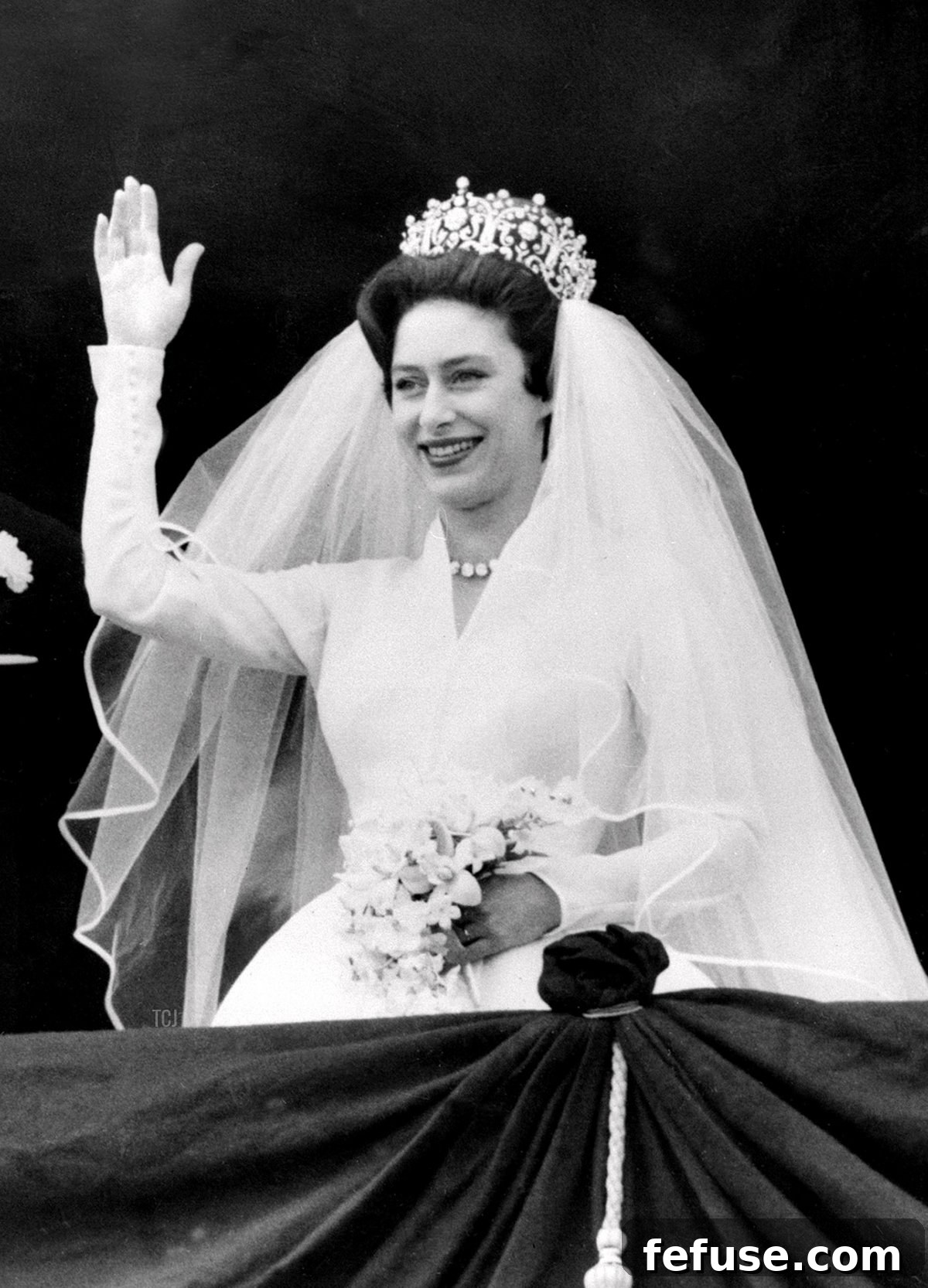 The newly-wed Princess Margaret, the younger sister of Britain's Queen Elizabeth II, and her husband, the photographer Antony Armstrong-Jones wave 06 May 1960 from Buckingham Palace in London on their wedding day