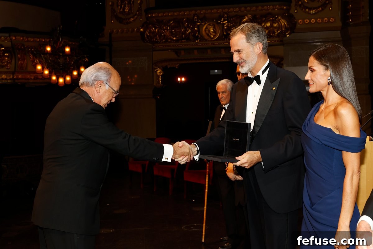 Queen Letizia Dazzles in Diamonds and Sapphires in Barcelona 5 King Felipe and Queen Letizia presenting gold medals to Círculo del Liceo members, November 4, 2022