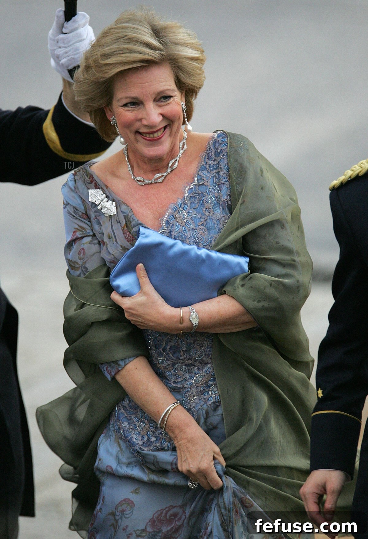 Former Queen Anne-Marie of Greece smiles to photographers as she arrives to attend an official dinner at the Pardo Palace in Madrid on 21 May 2004 (ODD ANDERSEN/AFP via Getty Images)