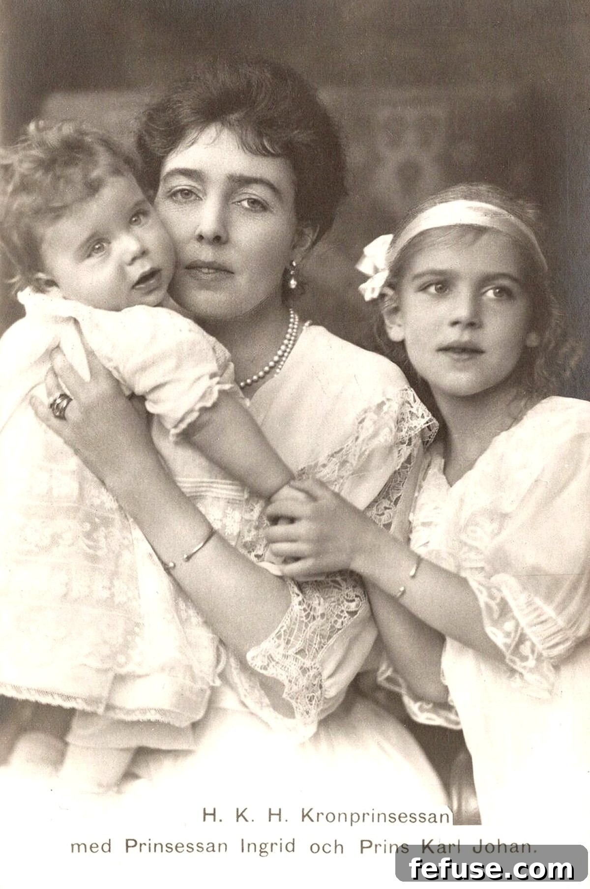 Picture postcard of Crown Princess Margareta of Sweden with Princess Ingrid and Prince Carl Johan, ca. 1915