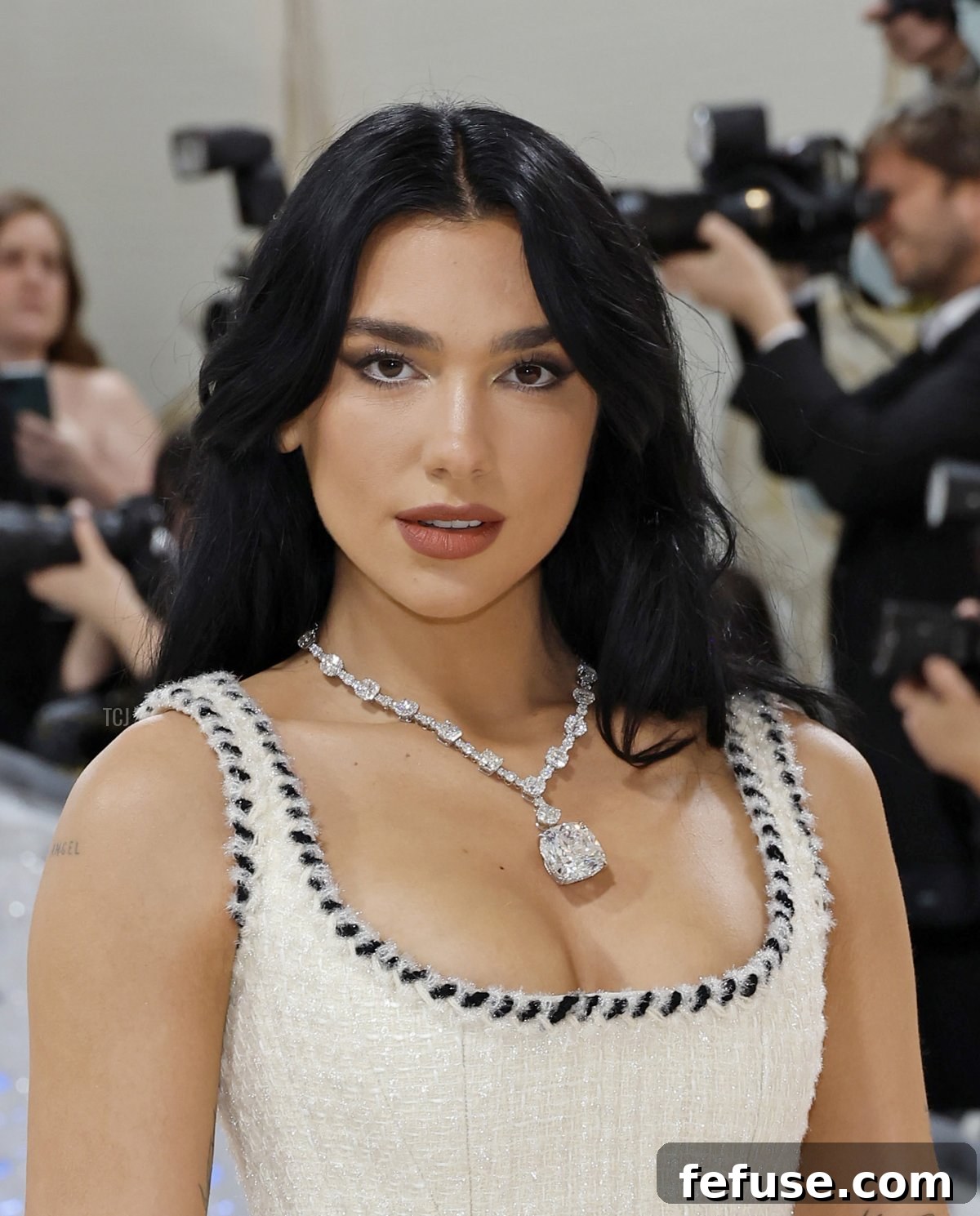 Dua Lipa showcasing the grand Tiffany Lucida Star Necklace, adorned with 94 carats of diamonds, prominently displaying the Legendary Diamond pendant.