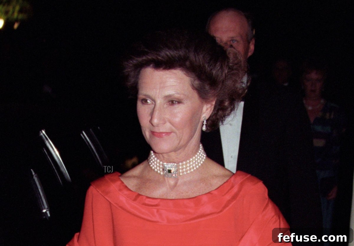 King Harald V and Queen Sonja of Norway attend a dinner at the Norwegian ambassador's residence in Washington, October 1995 (Terje Bendiksby/NTB/Alamy)