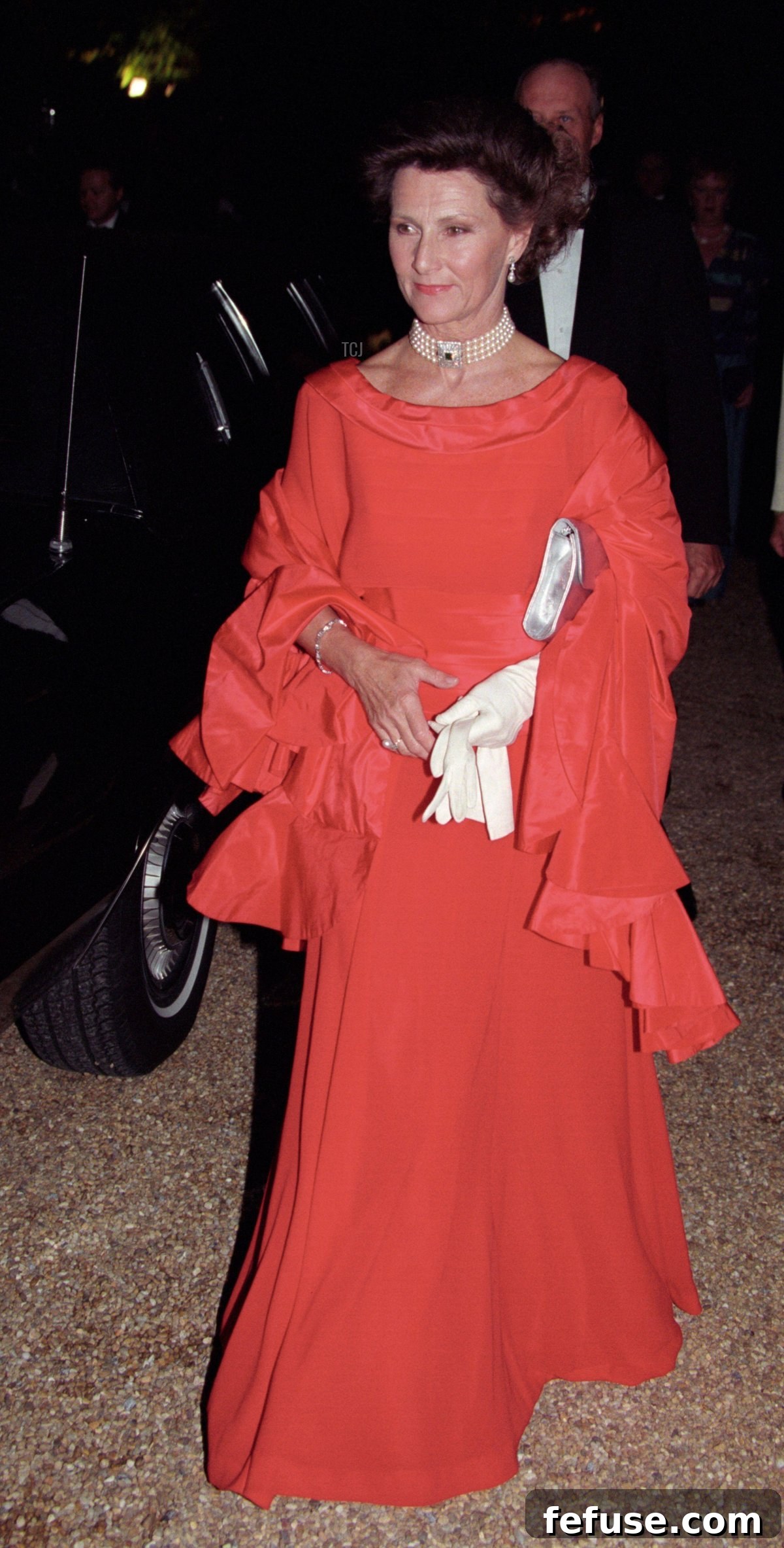 King Harald V and Queen Sonja of Norway attend a dinner at the Norwegian ambassador's residence in Washington, October 1995 (Terje Bendiksby/NTB/Alamy)