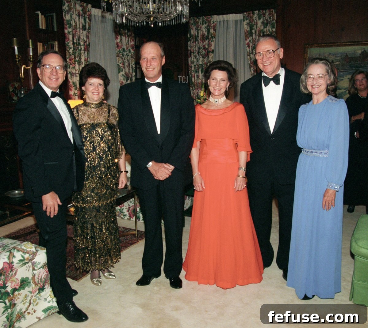 King Harald V and Queen Sonja of Norway attend a dinner at the Norwegian ambassador's residence in Washington, October 1995 (Terje Bendiksby/NTB/Alamy)