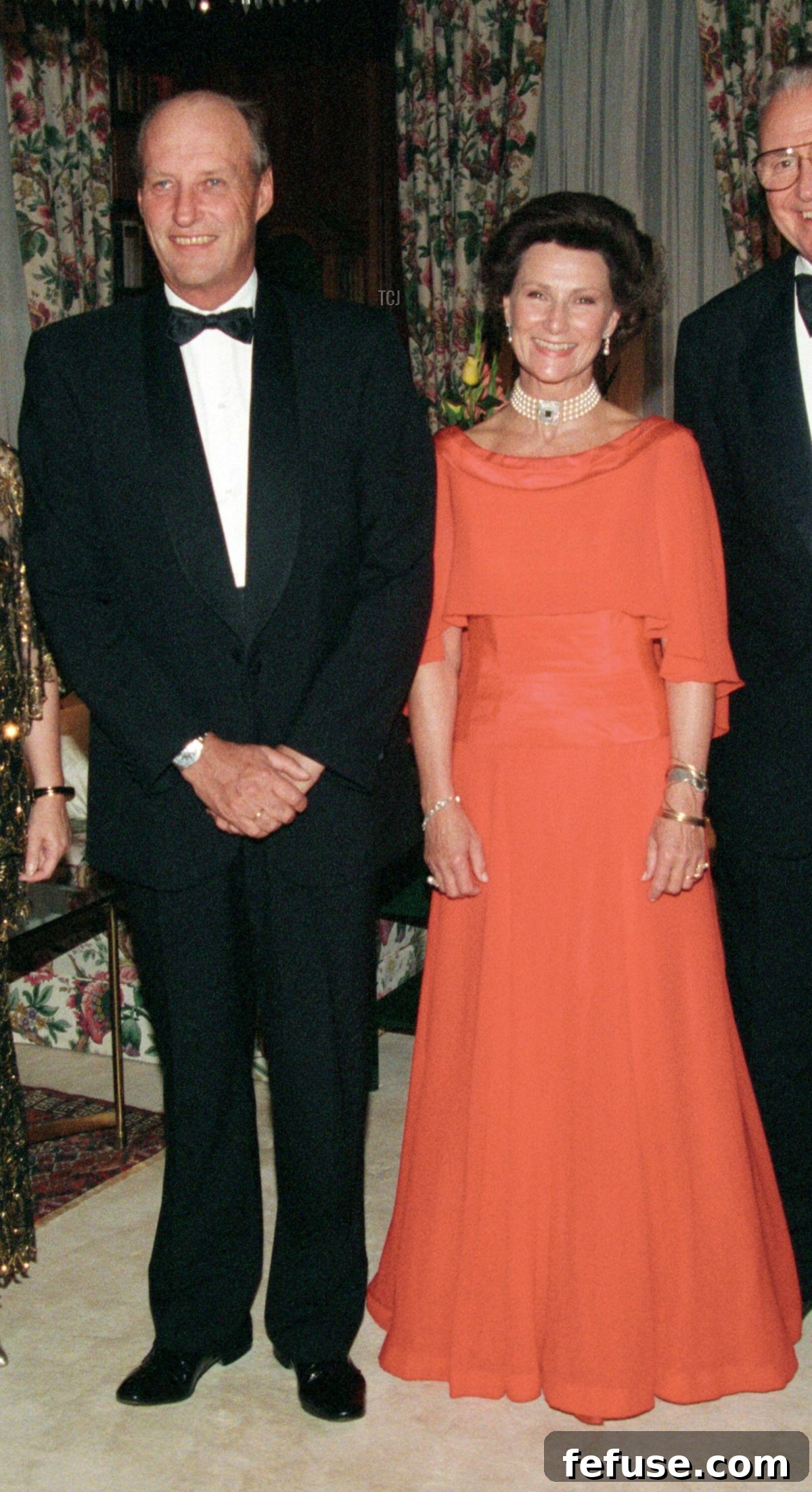 King Harald V and Queen Sonja of Norway attend a dinner at the Norwegian ambassador's residence in Washington, October 1995 (Terje Bendiksby/NTB/Alamy)