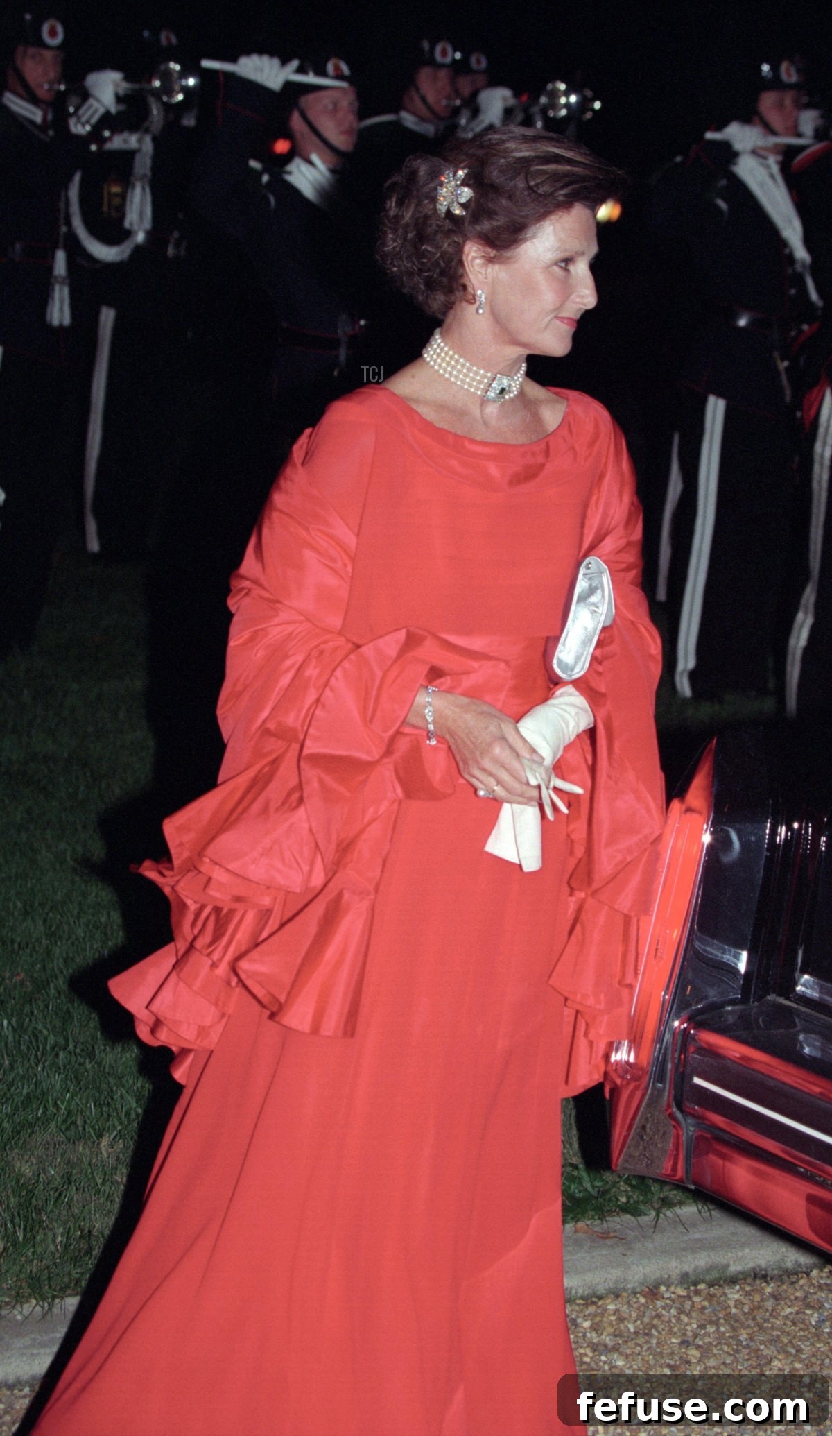 King Harald V and Queen Sonja of Norway attend a dinner at the Norwegian ambassador's residence in Washington, October 1995 (Terje Bendiksby/NTB/Alamy)