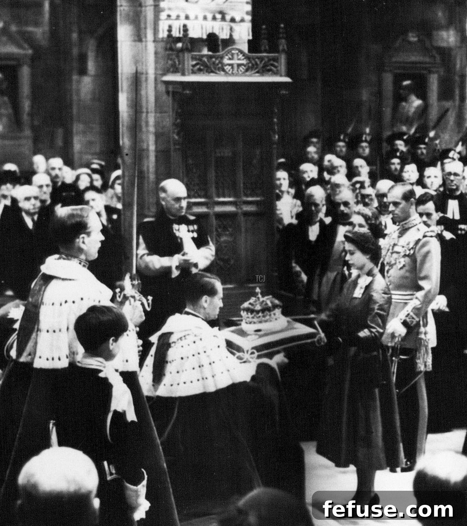 Queen Elizabeth II returns the Crown of Scotland to the care of the Duke of Hamilton during the National Service of Thanksgiving for her coronation in St. Giles Cathedral, June 24, 1953 (Evening Standard/SuperStock/Alamy)