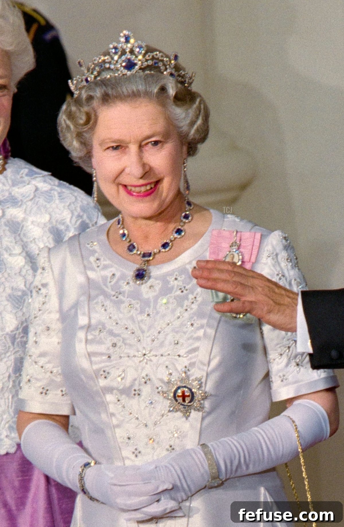 The Enduring Radiance of King George VI's Royal Sapphires 14 Queen Elizabeth II attends a state dinner at the White House in Washington, D.C., on May 14, 1991 (J. DAVID AKE/AFP via Getty Images)