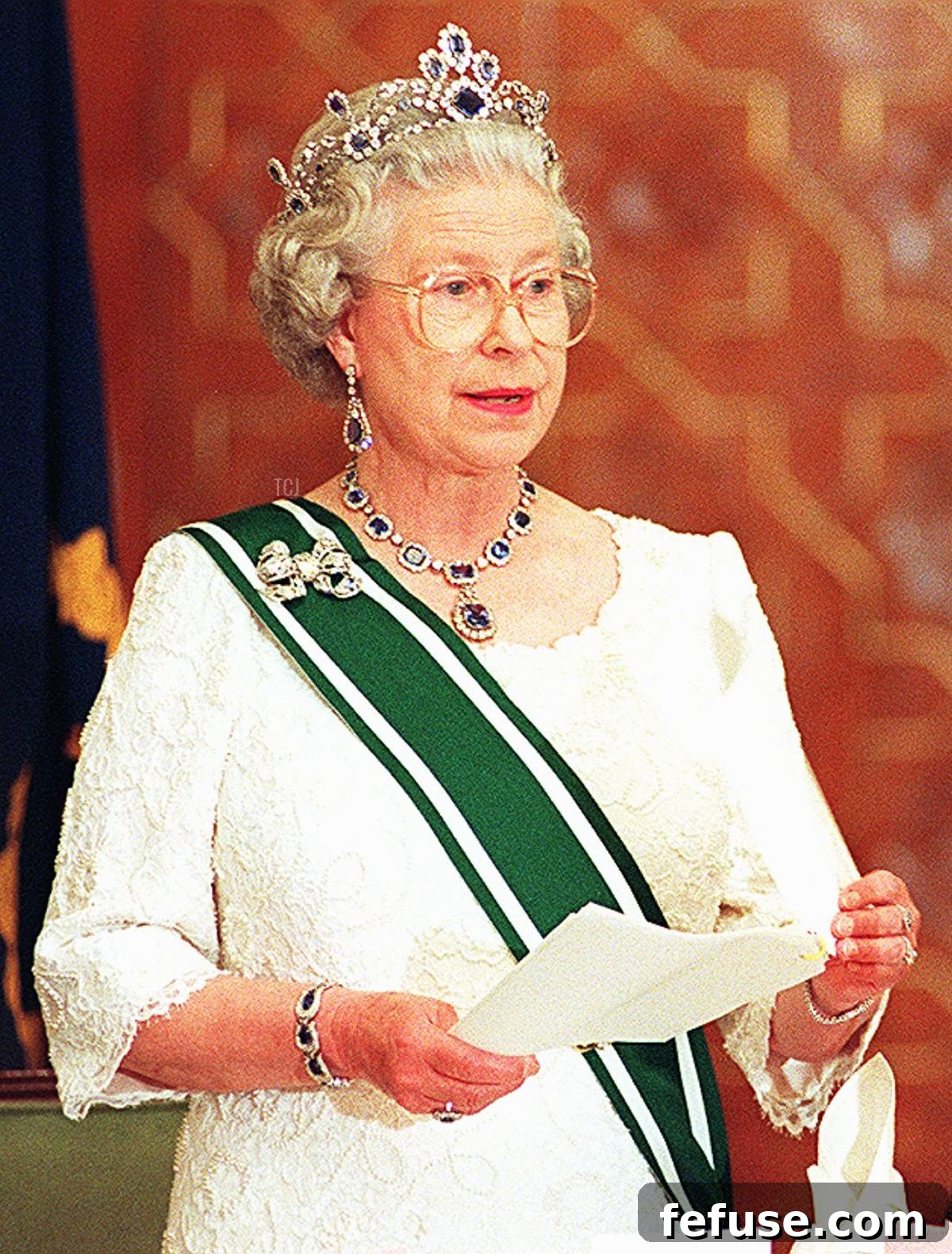 The Enduring Radiance of King George VI's Royal Sapphires 15 Queen Elizabeth II speaks at a banquet hosted by the President of Pakistan Farooq Leghariin her honor on October 7, 1997 (SAEED KHAN/AFP via Getty Images)