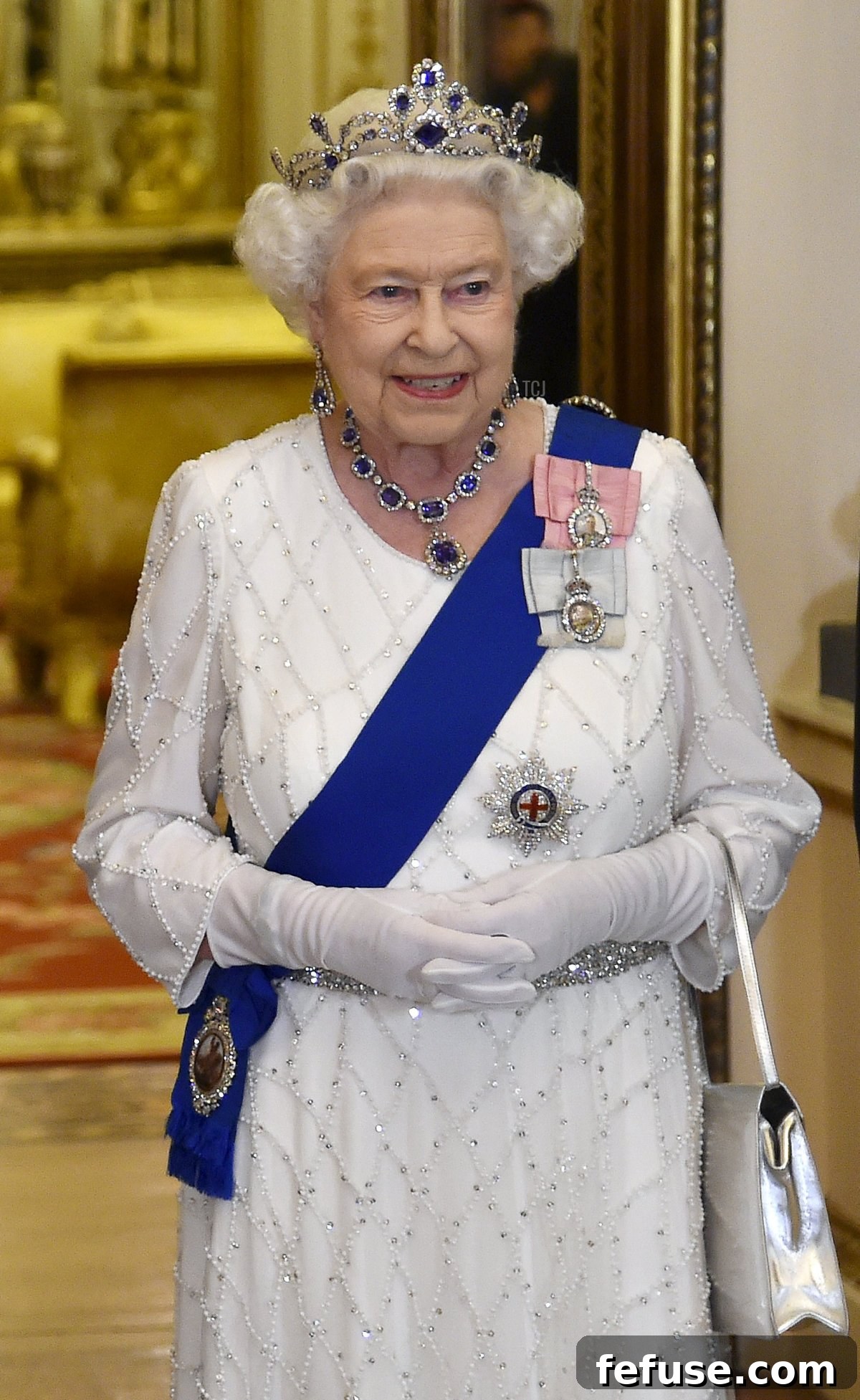 The Enduring Radiance of King George VI's Royal Sapphires 17 Queen Elizabeth II hosts a state banquet for Chinese President Xi Jinping at Buckingham Palace in London on October 20, 2015 (Toby Melville - WPA Pool/Getty Images)