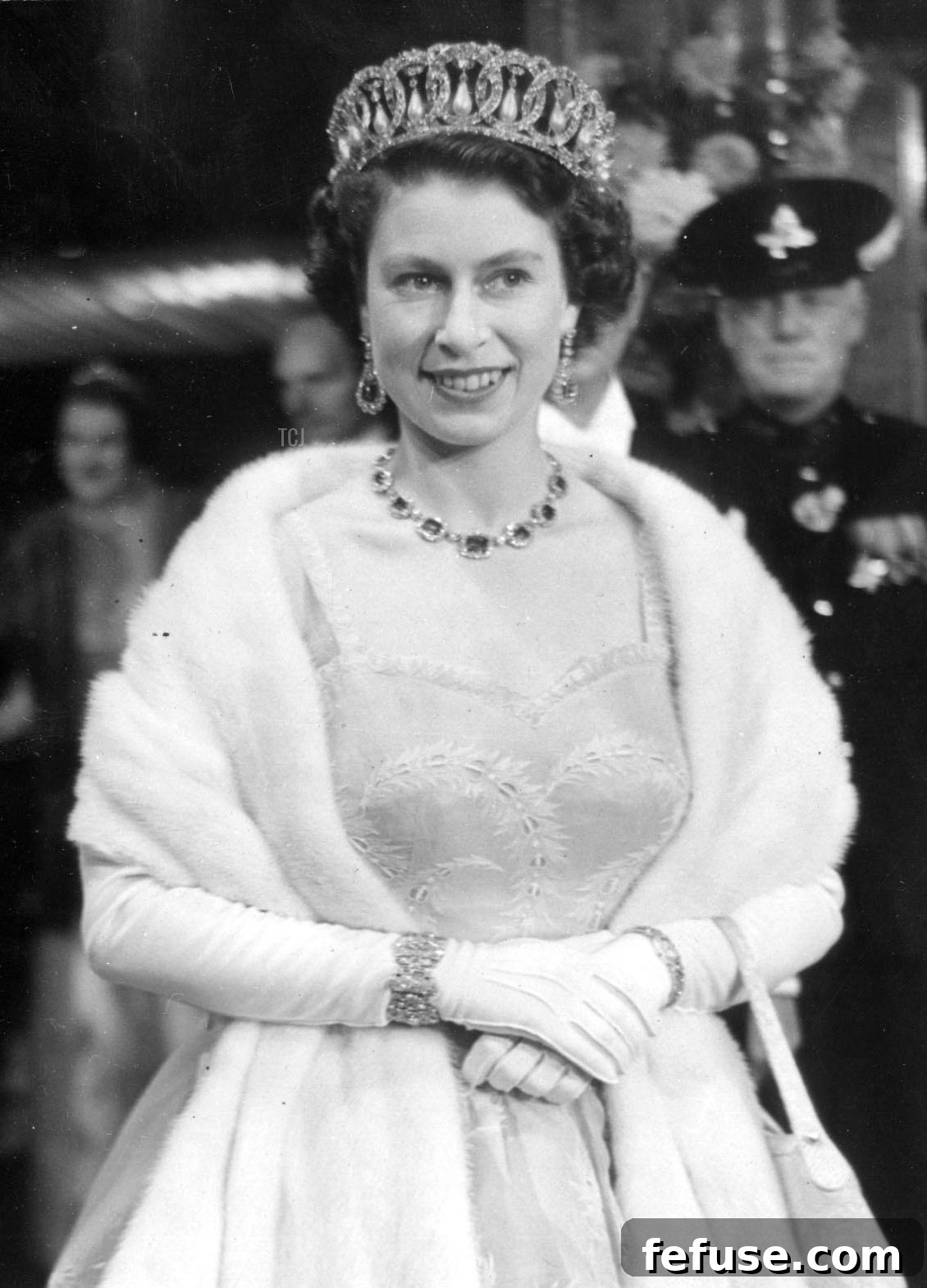 The Enduring Radiance of King George VI's Royal Sapphires 5 Queen Elizabeth II attends the Royal Film Performance of Rob Roy at the Odeon Leicester Square on October 26, 1953 (Keystone Press/Alamy)