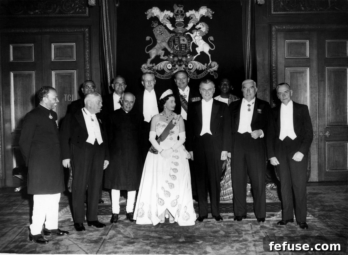 The Enduring Radiance of King George VI's Royal Sapphires 6 Queen Elizabeth II hosts a dinner for the prime ministers of Commonwealth nations at Windsor Castle, 1960 (ARCHIVIO GBB/Alamy)