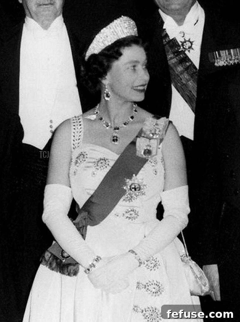 The Enduring Radiance of King George VI's Royal Sapphires 7 Queen Elizabeth II hosts a dinner for the prime ministers of Commonwealth nations at Windsor Castle, 1960 (ARCHIVIO GBB/Alamy)