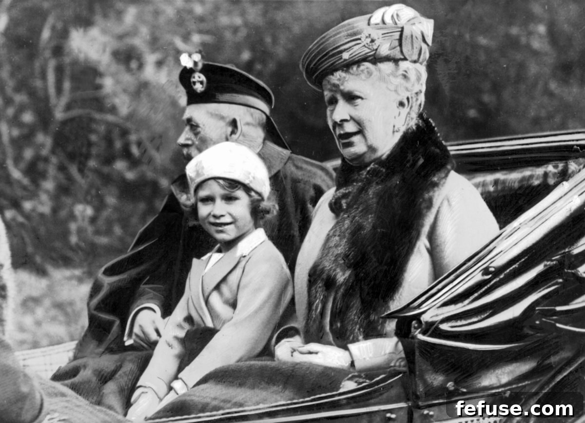King George V and Queen Mary, with Princess Elizabeth, ride in a carriage back to Balmoral Castle after attending a service at Crathie Kirk, August 1935 (Sueddeutsche Zeitung Photo/Alamy)