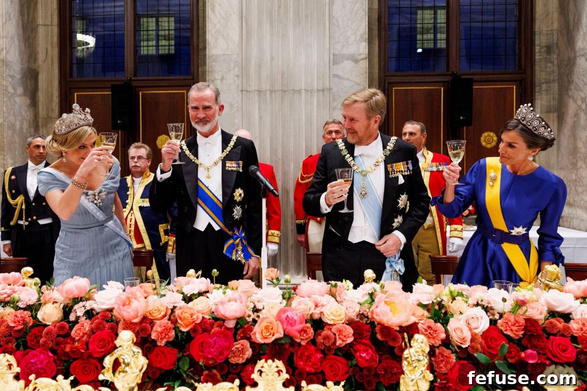 Queen Letizia Majestic Pearl Diamond Banquet Tiara 7 The King and Queen of Spain and the King and Queen of the Netherlands toast during a state banquet at the Royal Palace in Amsterdam on April 17, 2024 (NLBeeld/Alamy)