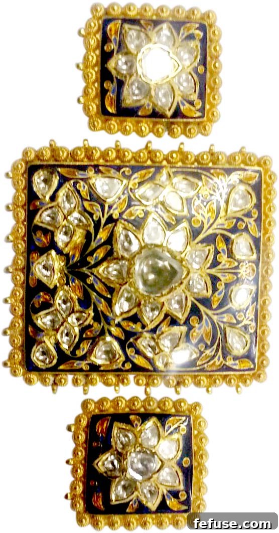 Gold pendant showcasing both Kundan and Meenakari