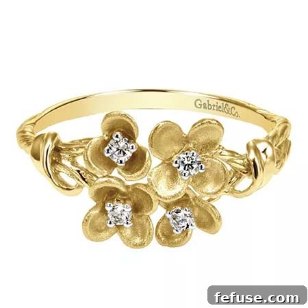 Floral ring in yellow gold with diamonds